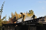 Несмотря на все усилия пожарных, огонь всё-таки поглотил нежилой дом в Рязани